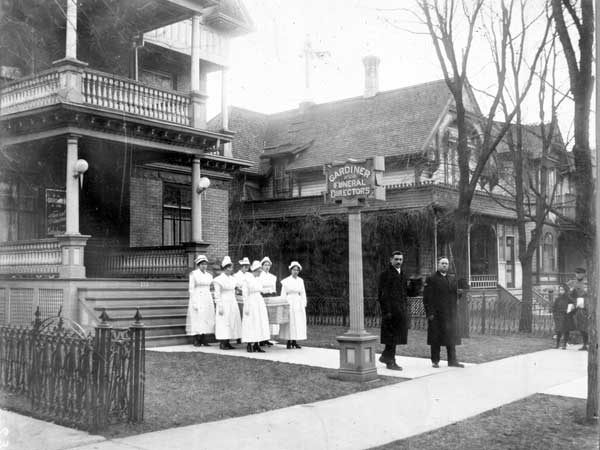 Медсестры несут гроб. Виннипег, 1918-1919 гг. (Archives of Manitoba) Медсестры несут гроб. Виннипег, 1918−1919 гг. <br>