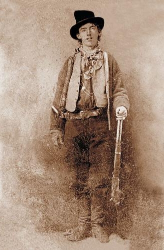 Билли Кид возле салуна в Форт-Самнер, Нью Мексико (1879 или 1880.) Источник: wikipedia.org