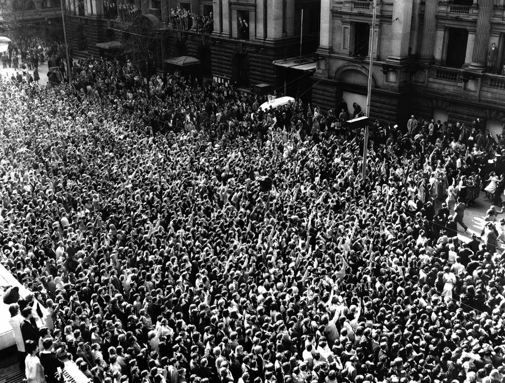 Во время тура Битлс по Австралии и Новой Зеландии. Толпа поклонников в Мельбурне, 16 июня 1964