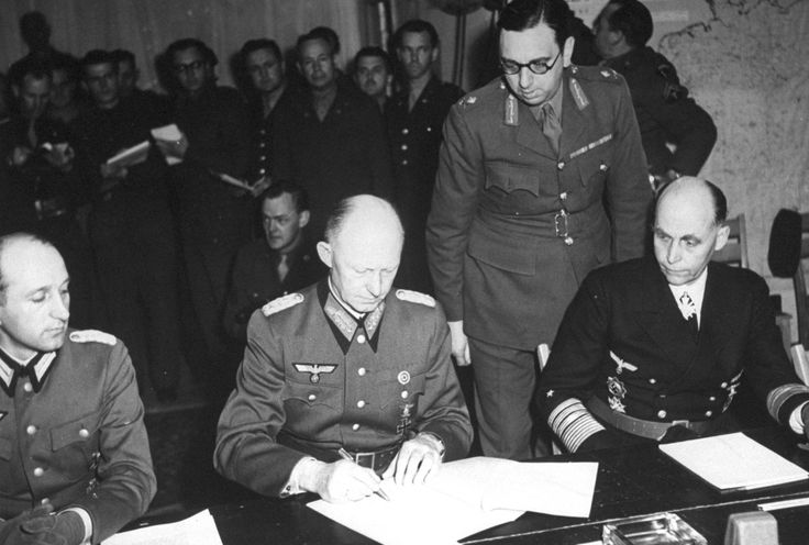 Генерал-полковник Альфред Йодль подписывает Акт о капитуляции в Реймсе, 7 мая 1945 года