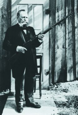 Петер-Пауль Маузер с самозарядной винтовкой Маузер М.1906.jpg