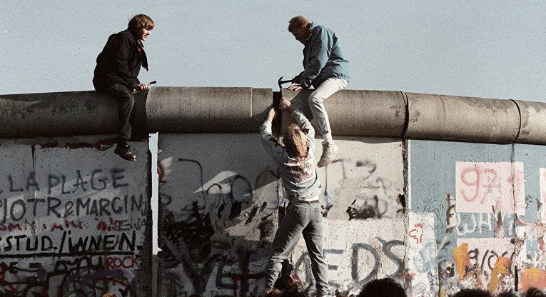 Жители ГДР разбирают Берлинскую стену.jpeg