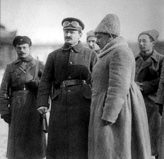 Фото 8.jpg Л. Д. Троцкий в Петрограде, 1919.