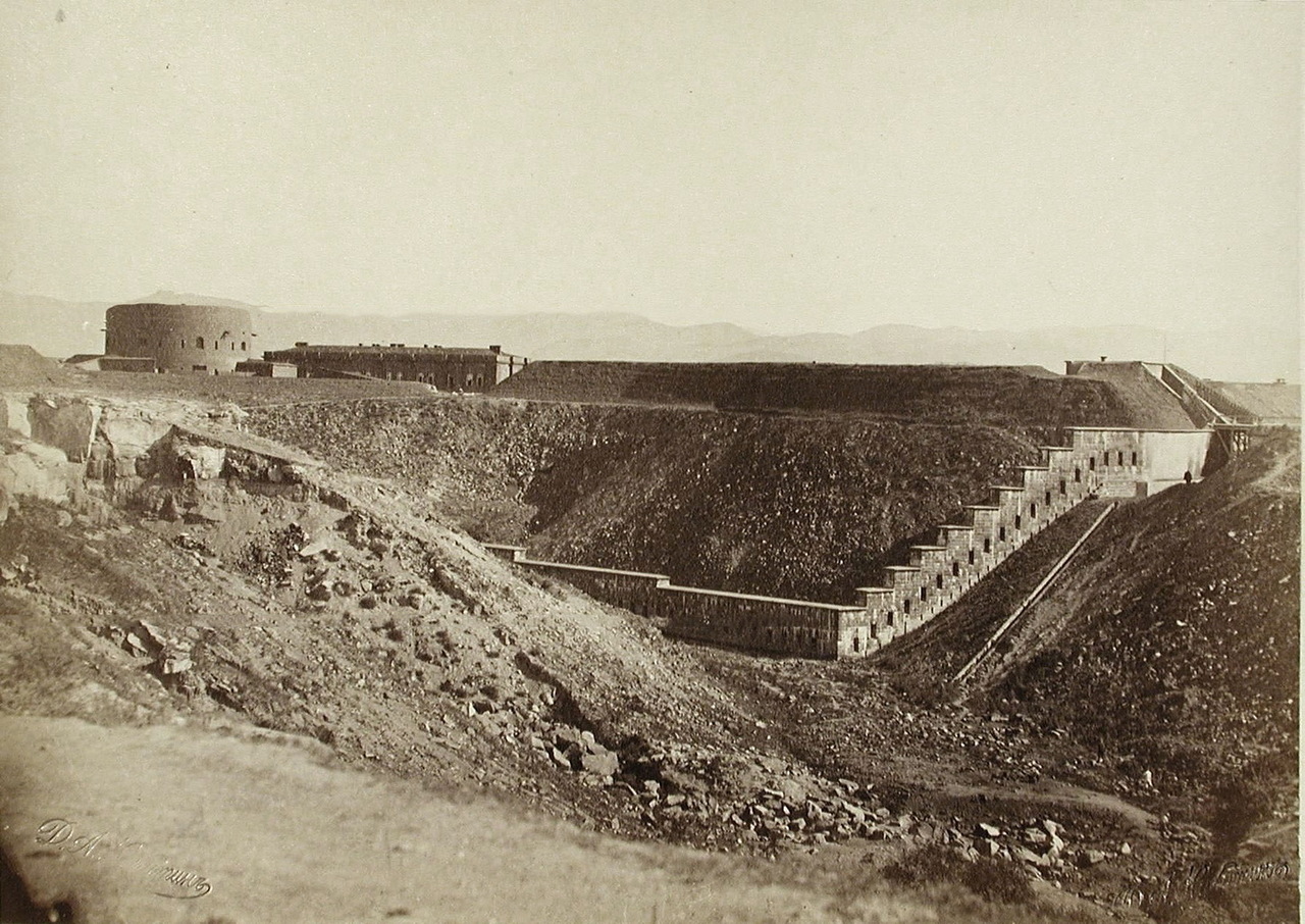 Вид на северный форт Александропольской крепости.jpg