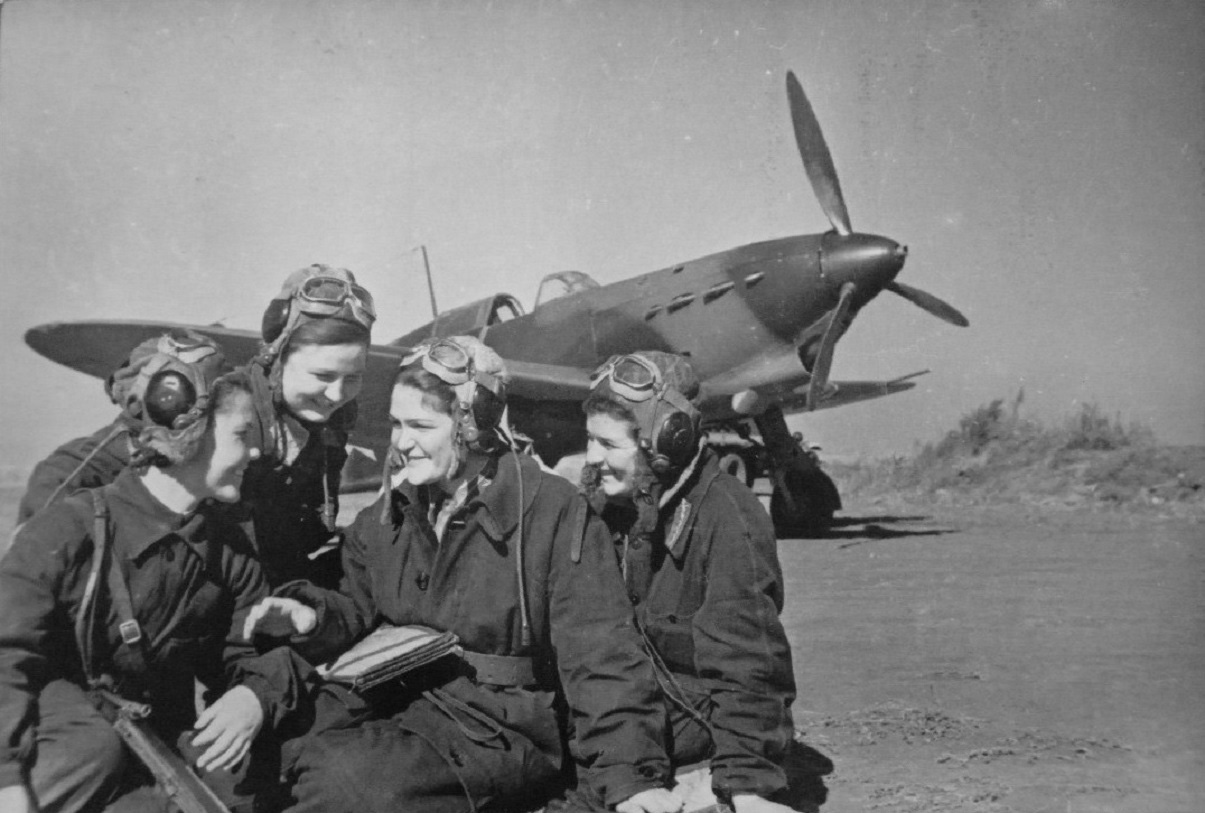 Летчицы обсуждают прошедший боевой вылет, 1942 год.jpg