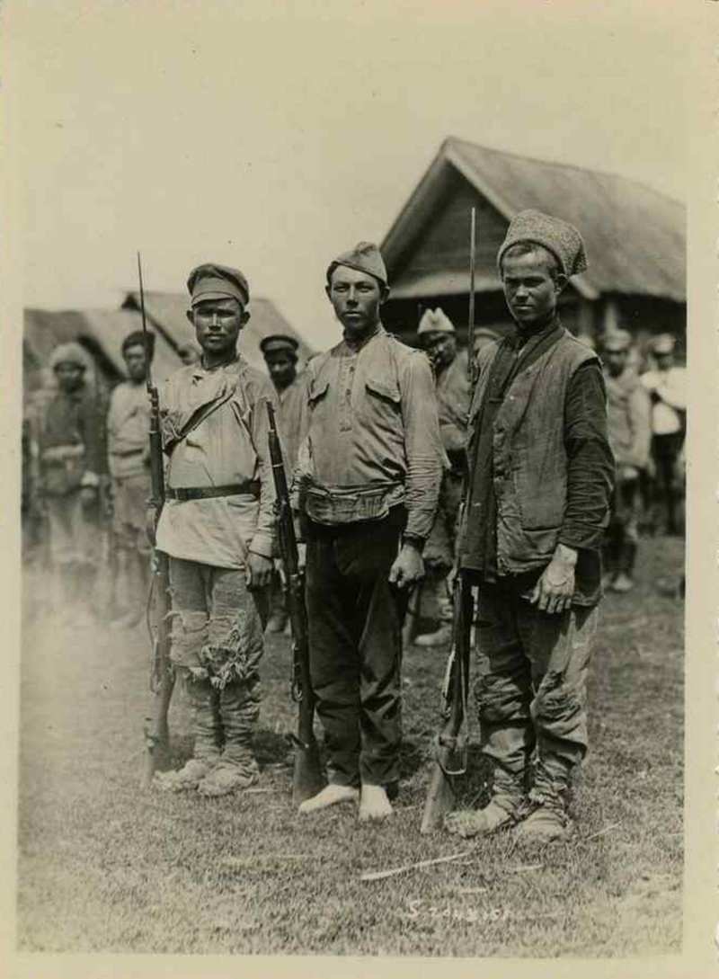 Кое-как одетые колчаковцы, 1919 г.png