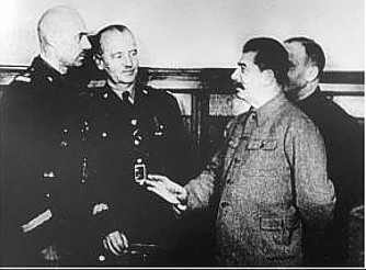 Фото 2. Слева направо В. Андерс В. Сикорский И. В. Сталин переводчик (возможно) 1941 год..jpg