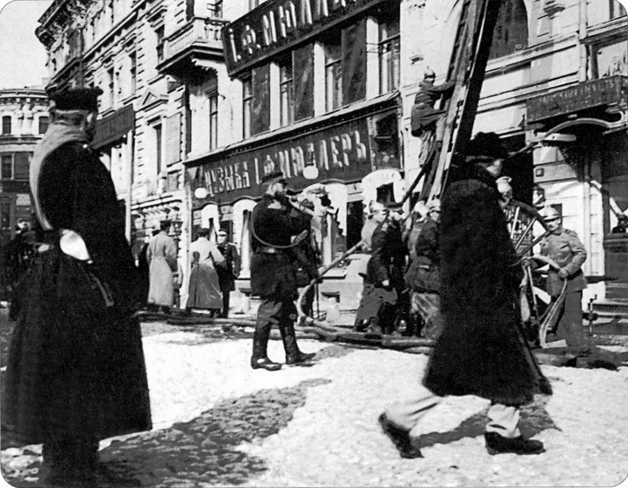 6. Пожарные команды на учениях на улице Москвы. Фото 1900-е г.jpg