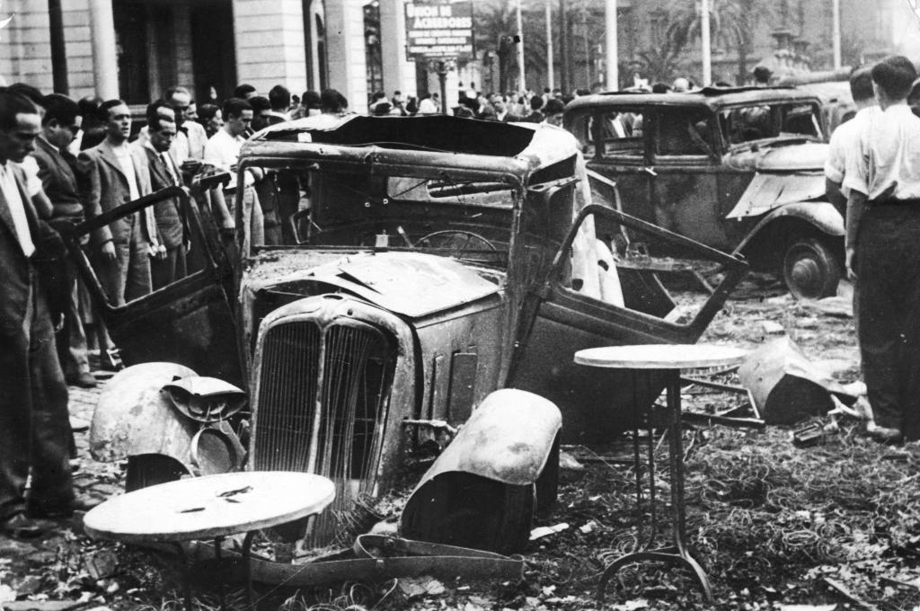 Сгоревшие автомобили после разгрома сил Франко. Барселона 1936 год