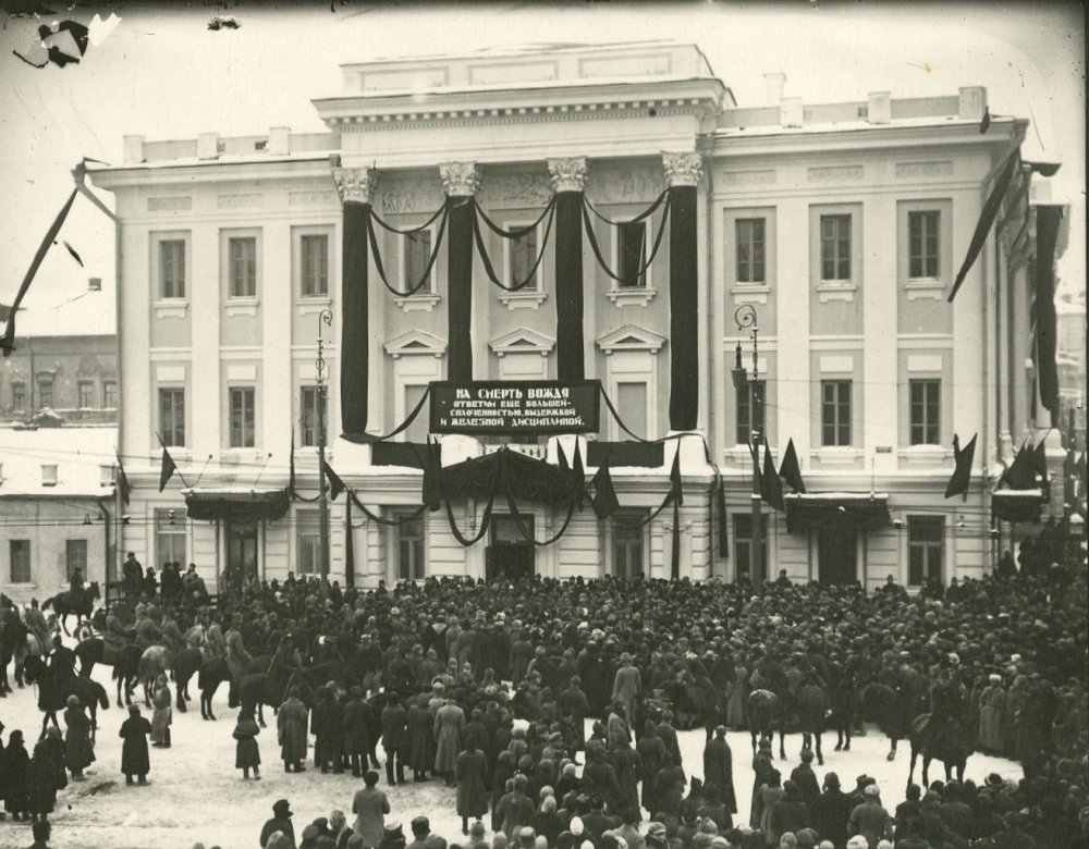 2 Перед зданием Дома Союзов где в Колонном зале был выставлен гроб с телом В.И. Ленина..jpeg