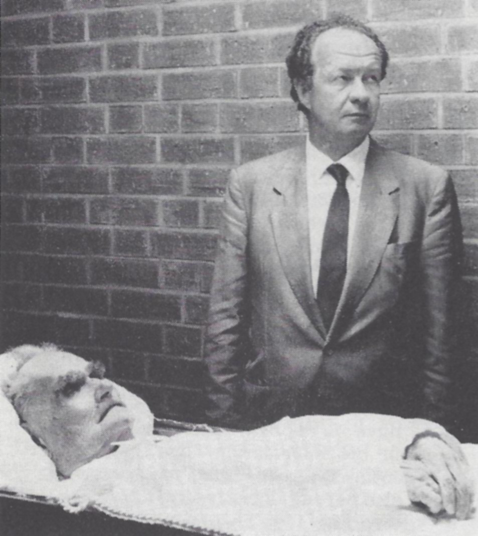 Вольф Рюдигер Гесс с телом отца, 1987 год.jpg
