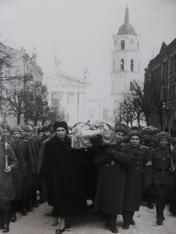 Похороны Черняховского в Вильнюсе.jpg