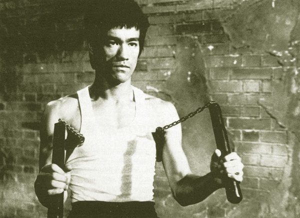 Брюс Ли с&nbsp;двумя парами нунчаку. Кадр из&nbsp;фильма «Путь дракона», 1972. <br>