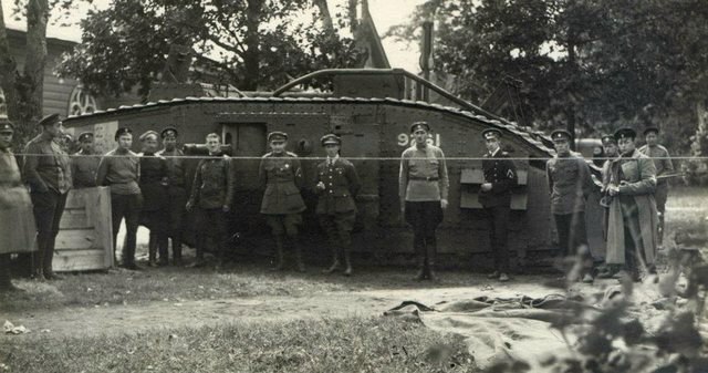 Фото 5.webp Реальные белогвардейцы у танка «Первая помощь», 1919. <br>