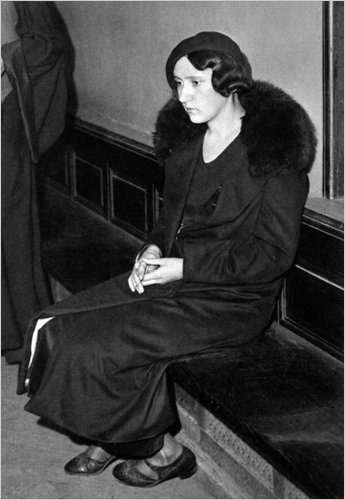 3.jpg Виолетта Нозьер под стражей.