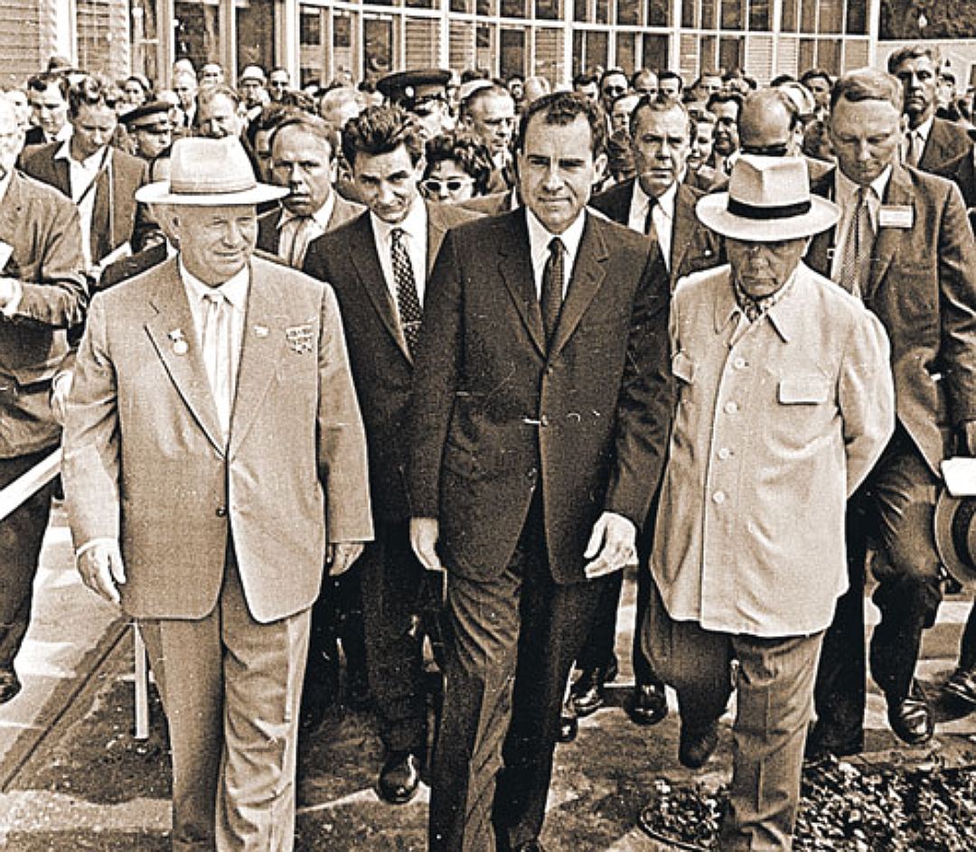 Хрущев и Никсон осматривают американскую выставку в Сокольниках