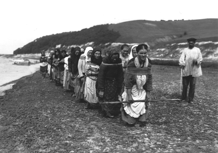 В бурлацком промысле участвовали даже женщины, 1900-е Женщины-бурлаки, 1900-е.