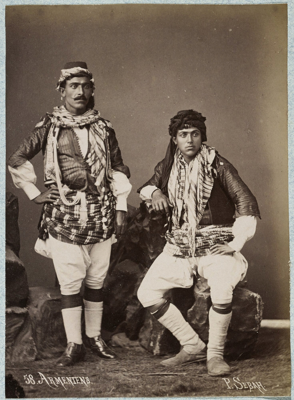 5.jpg Армяне в национальных костюмах, 1875.