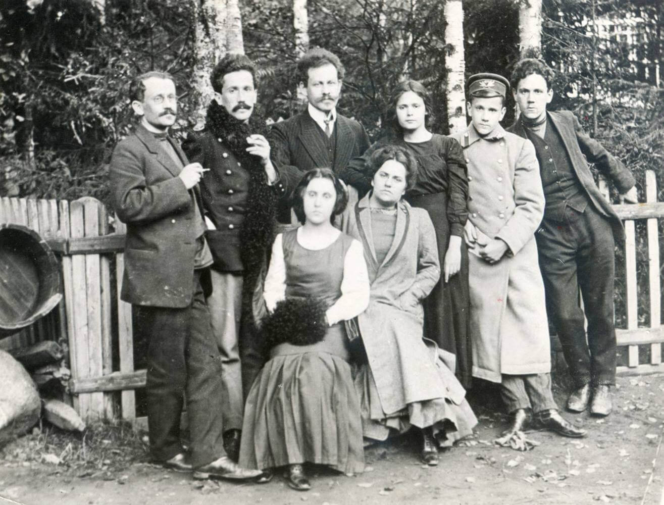 3 Семья Маршаков (Самуил краинии справа). Фото начала ХХ века.jpeg