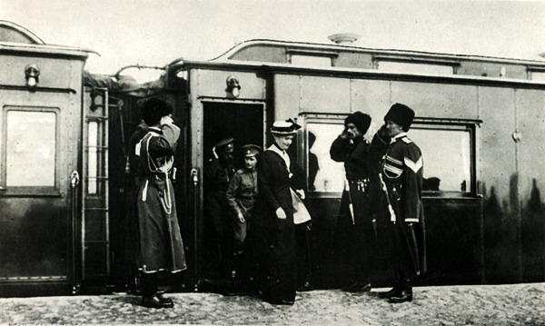 19 Императрица Александра Федоровна царевич Алексей Николай II выходят из вагона по прибытии в военную ставку 1916.jpg