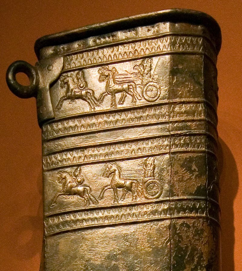 Фрагмент бронзового колчана с надписью Сардури II..jpg