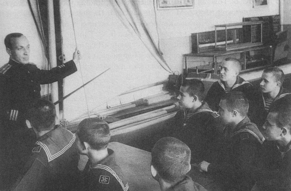 ф5 Преподаватель М. М. Рожков проводит занятия по военно-морскои подготовке. 1945 г. .png
