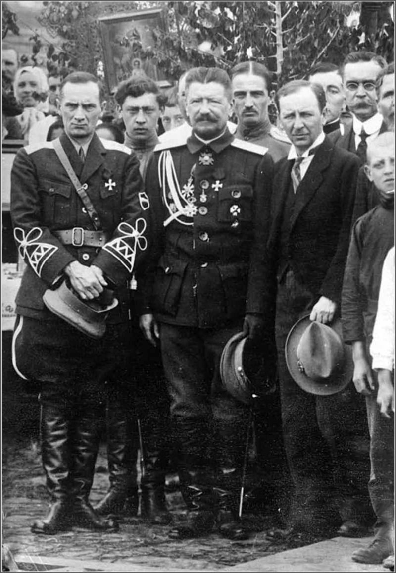 16.jpg 16 Колчак на Китаиско-Восточнои железнои дороге в форме КВЖД. 1917 год.jpg