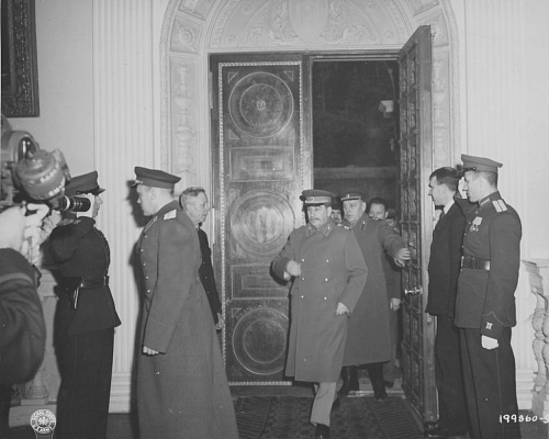 Сталин покидает переговорную.jpg 15.jpg
