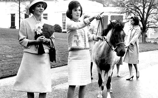 7. Жаклин Кеннеди во время визита в Иран, 1962 год.jpg 7. Жаклин Кеннеди во время визита в Иран, 1962 год.jpg