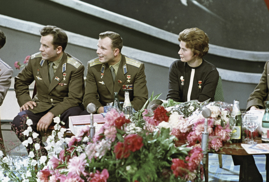 Советские космонавты Павел Попович, Юрий Гагарин и Валентина Терешкова в студии телевидения, 1 января 1964 год.jpg