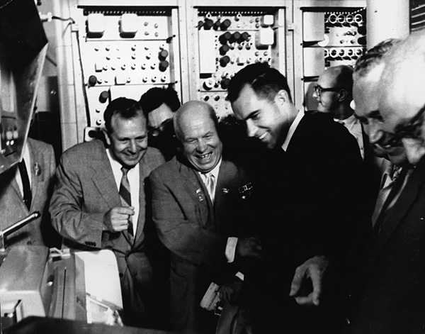 Никита Хрущев и Ричард Никсон во время «кухонных дебатов», 24 июля 1959 года