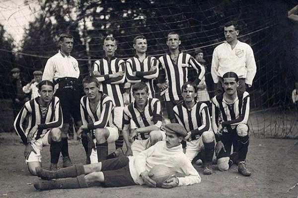 Чемпион Санкт-Петербурга 1912 года «Унитас». В белой форме справа – Петр.jpg
