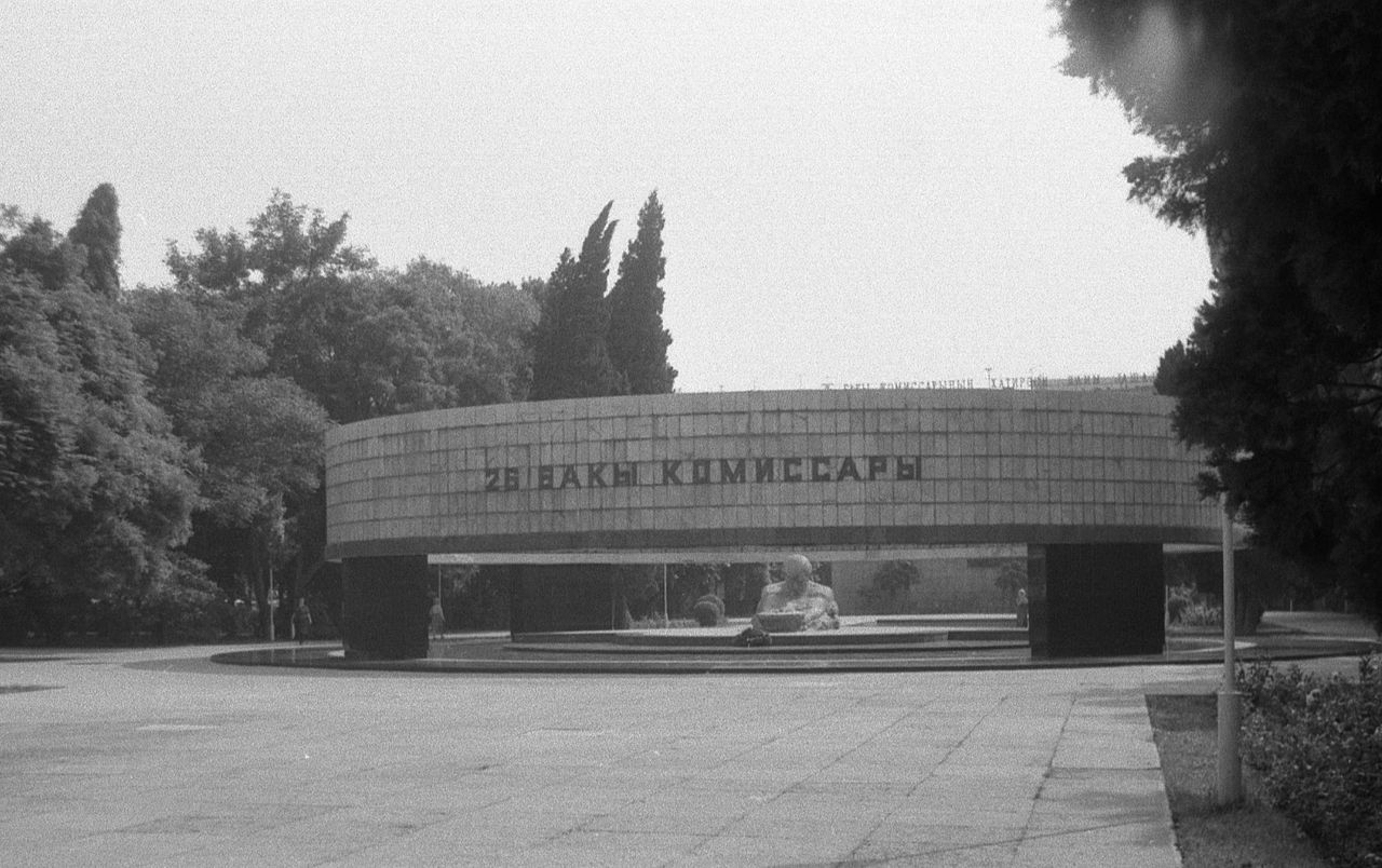 1280px-Памятник_Бакинским_комиссарам_в_Баку.jpg