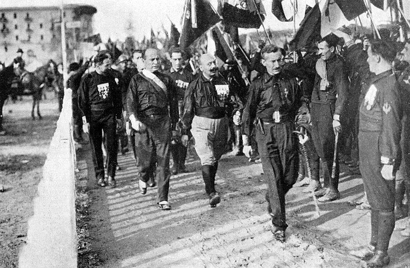 Муссолини с чернорубашечниками. (wikipedia.org) Муссолини с чернорубашечниками. (wikipedia.org)