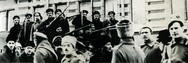 22 Солдаты и матросы на улицах Петрограда 1917.jpg