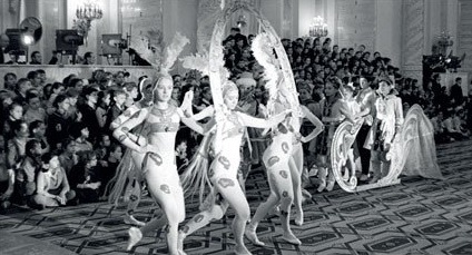 1967. Девушки в трико изображают русскую тройку перед школьниками. Георгиевский зал Кремля.jpg