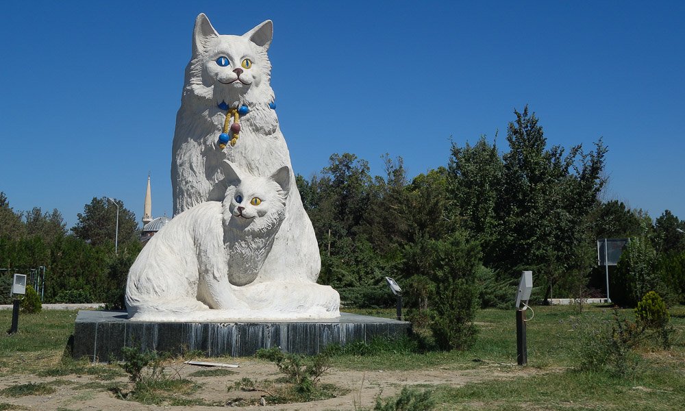 Памятник кошкам породы турецкая ван. <br>
