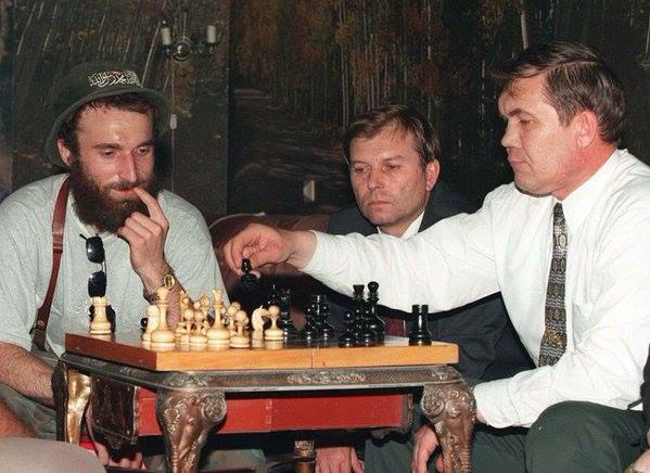 20 Ширвани Басаев и Александр Лебедь играют в шахматы. 1 августа 1996 года..jpeg