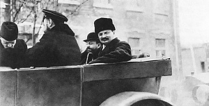 Самым главным оппонентом Сталина принято считать создателя Красной армии Льва Давидовича Троцкого, который вполне мог оказаться во главе государства.