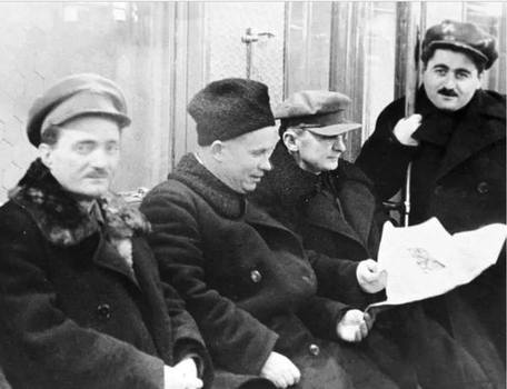 Хрущев и Берия в метро