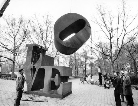 Установка знака «Love» на пятой авеню